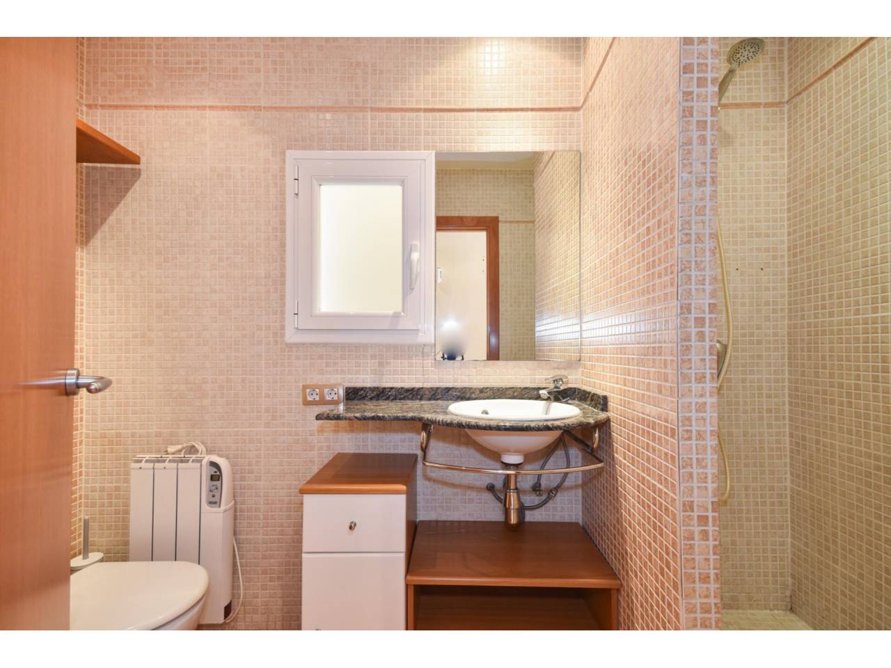 chalet-adosado en barcelona-capital · la-font-d'en-fargues 285000.00€