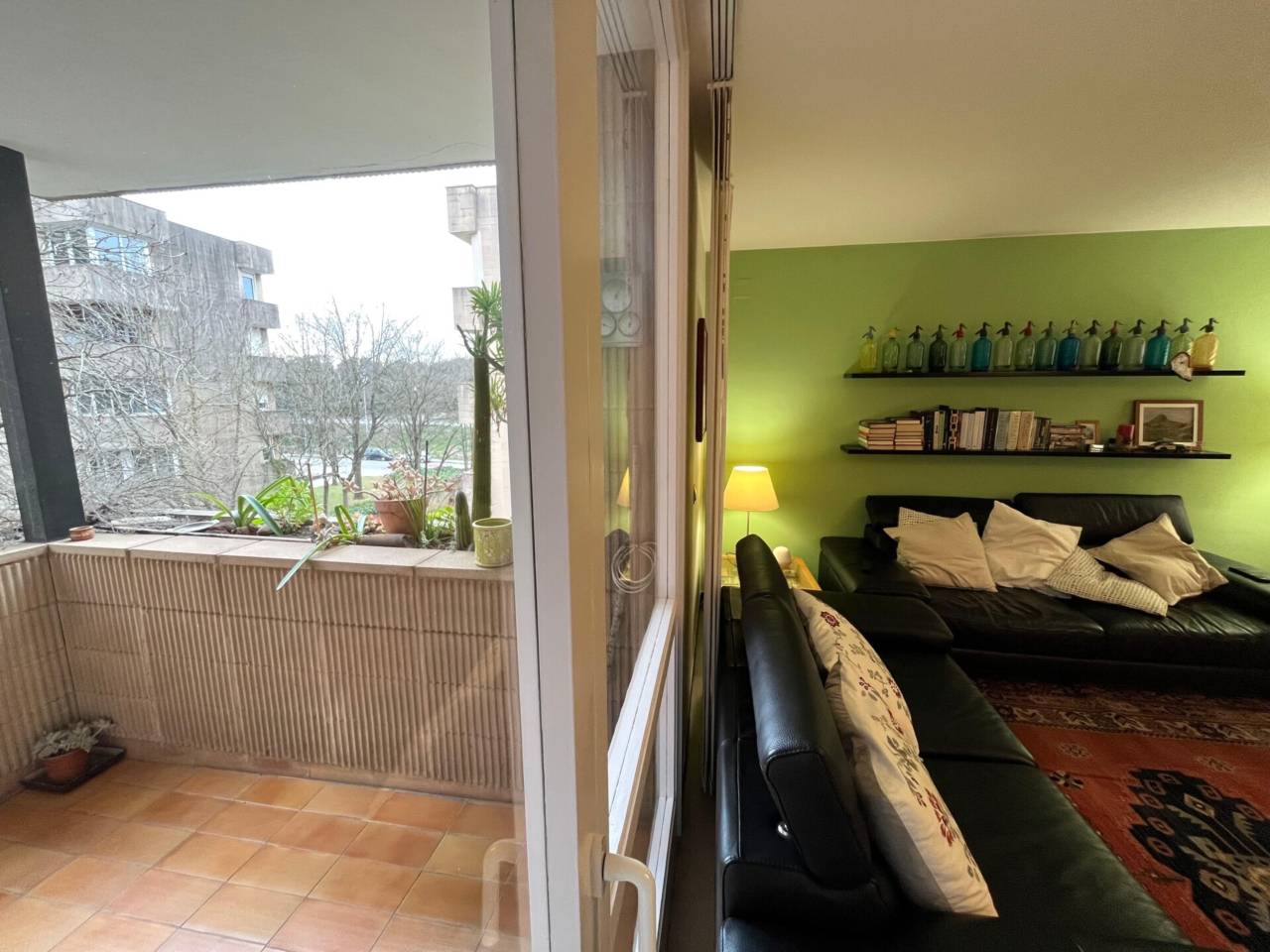 Impecable piso en Palau.  Planta alta, orientado a sur oeste,estancias amplias ,  terraza y plaza de  parking incluida.