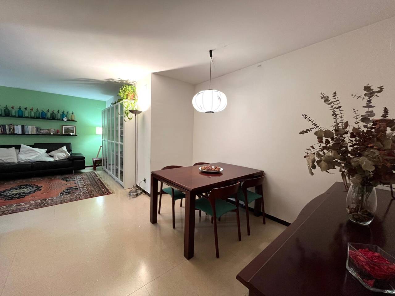 Impecable piso en Palau.  Planta alta, orientado a sur oeste,estancias amplias ,  terraza y plaza de  parking incluida.