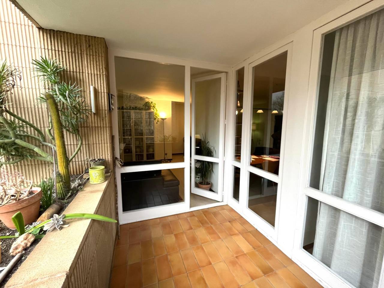 Impecable piso en Palau.  Planta alta, orientado a sur oeste,estancias amplias ,  terraza y plaza de  parking incluida.