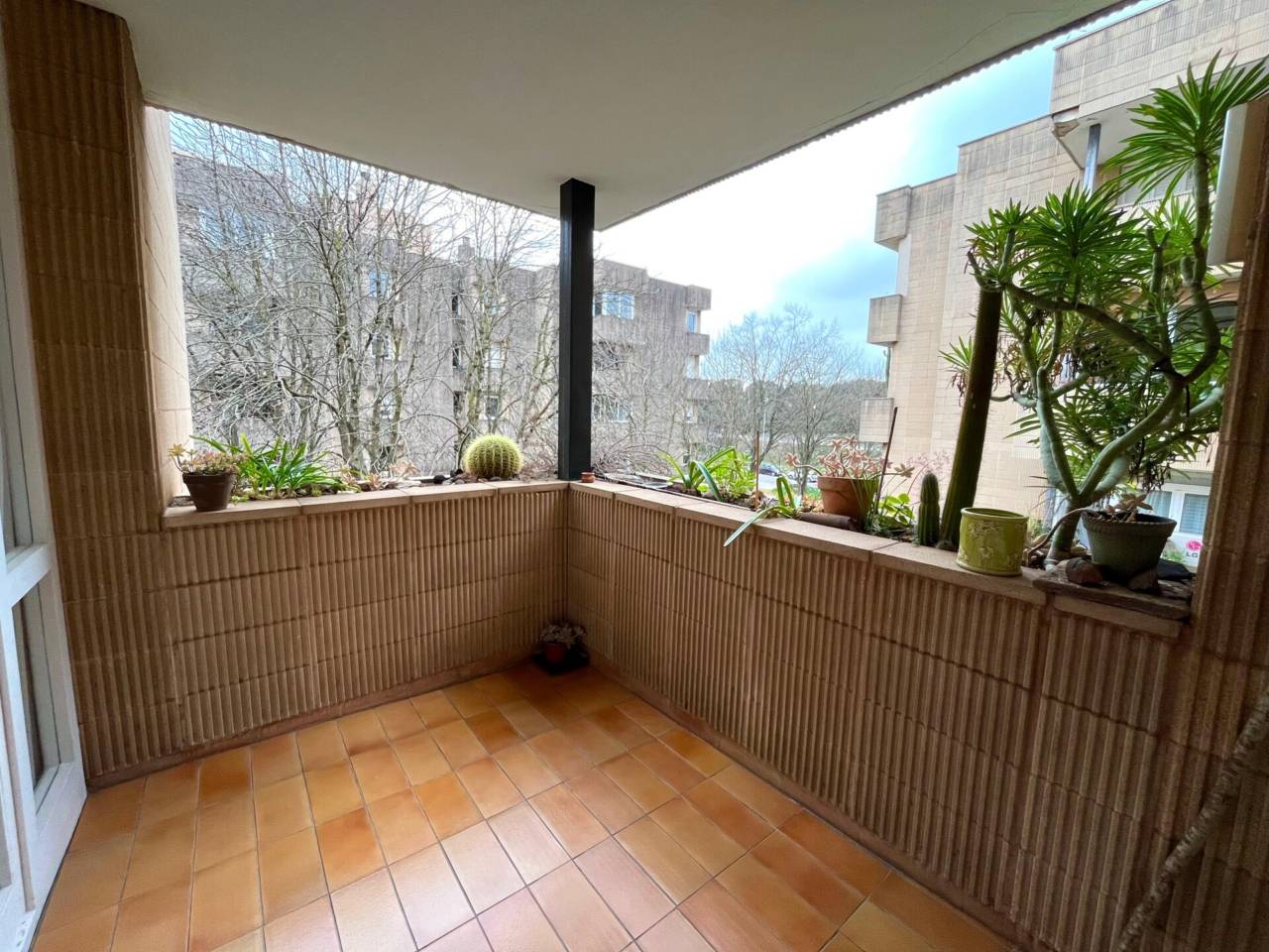 Impecable piso en Palau.  Planta alta, orientado a sur oeste,estancias amplias ,  terraza y plaza de  parking incluida.