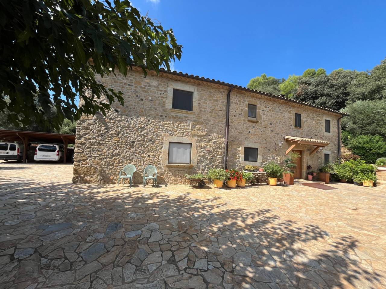  Impresionante Masía de Piedra Restaurada 