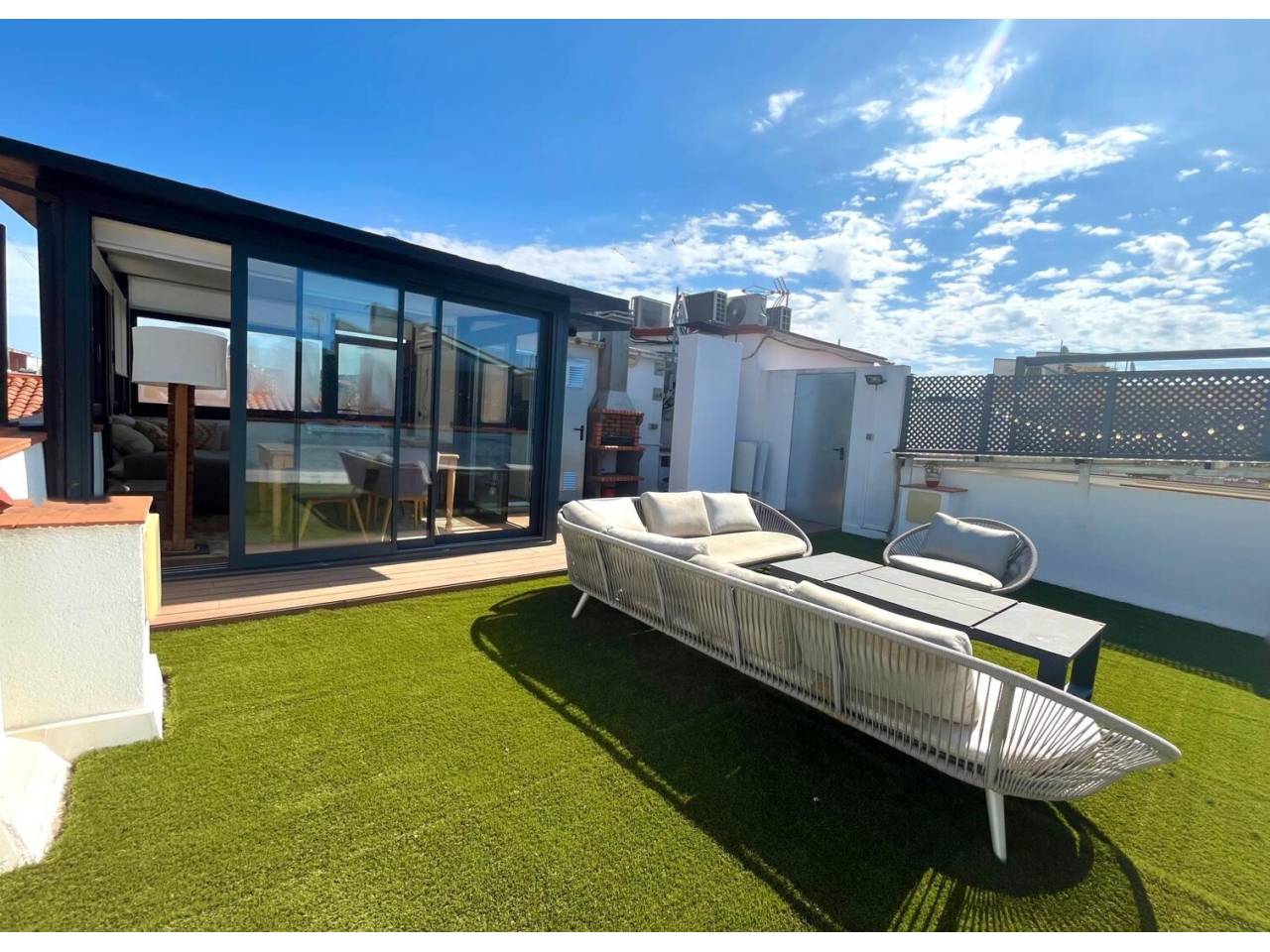 Àtic exclusiu al centre de Girona amb una espectacular terrassa privada: un autèntic oasi urbà.