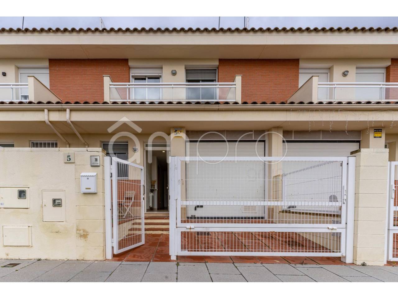 chalet-adosado en la-secuita · les-gunyoles 265000€ chalet-adosado en la-secuita · les-gunyoles 265000€