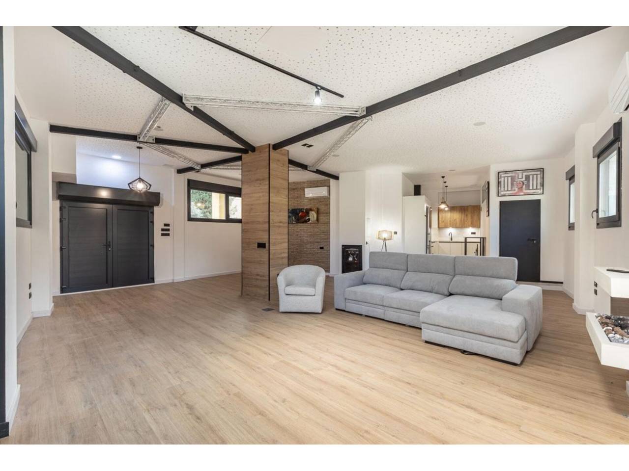 ¡Bienvenido a este impresionante local reconvertido en vivienda, donde el diseño y la calidad se unen para crear un hoga photo 0