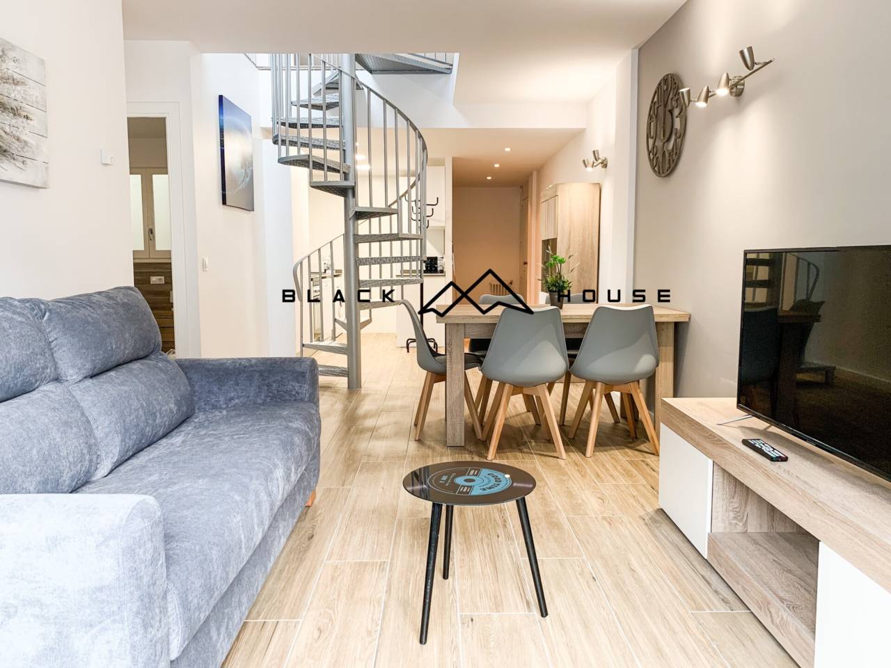 Set of 4 renovated apartments, furnished and equipped for sale in the center of Andorra la Vella.