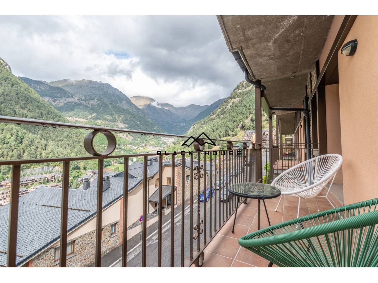 For sale fabulous apartment equipped and furnished in Arinsal.