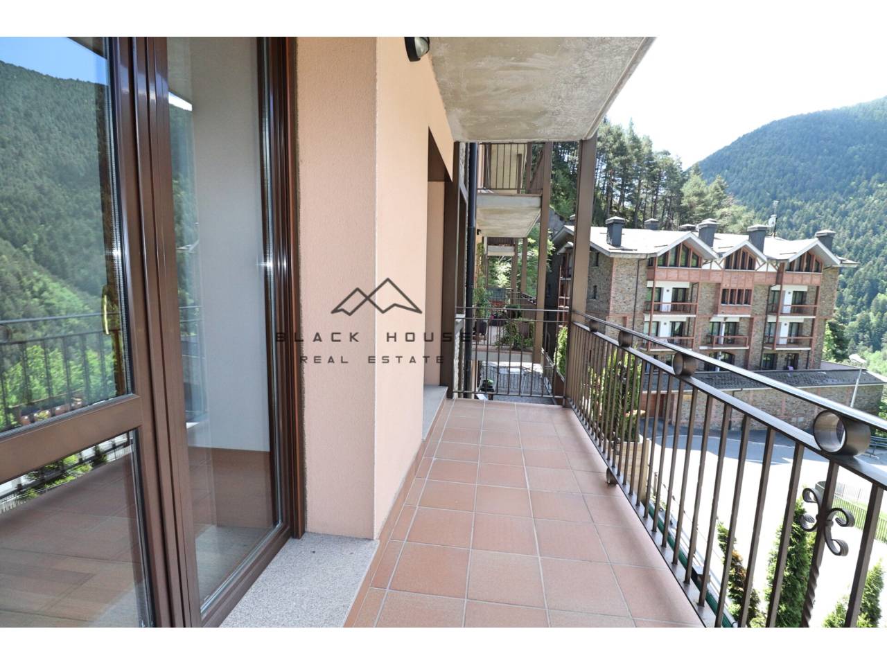 Apartment for sale in a residential area of Arinsal.