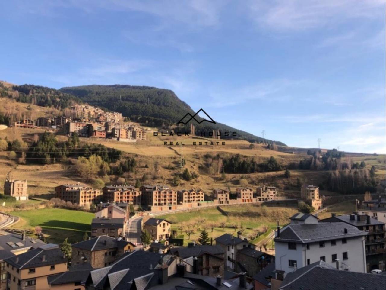 Newly built building for sale in the heart of Canillo.