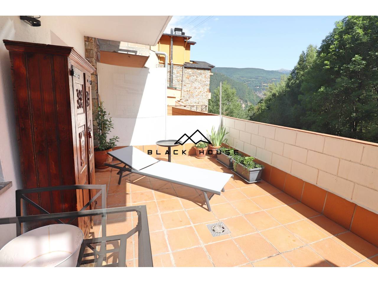 Cozy apartment with terrace for sale in Escàs