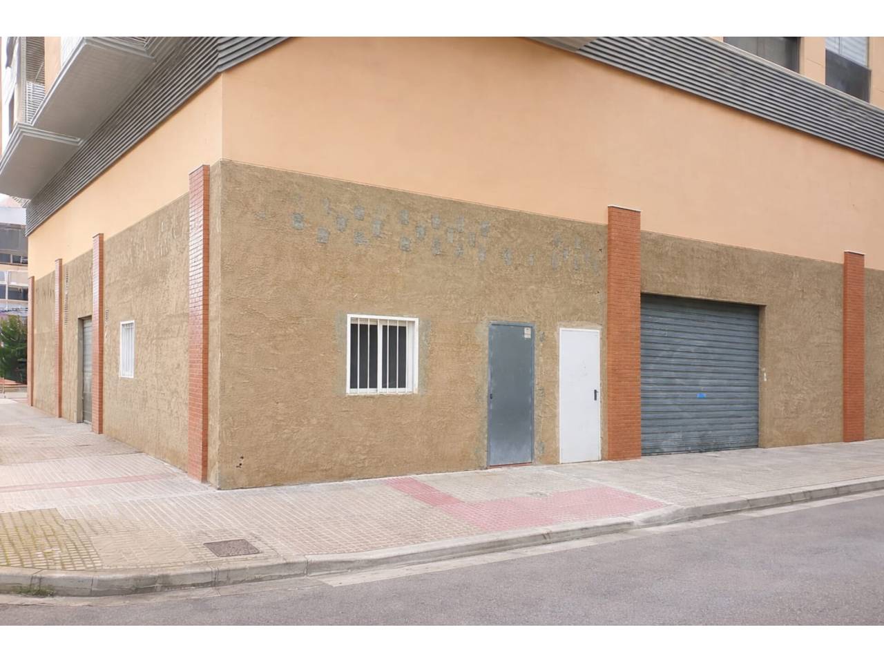 locales-comerciales en oliva · nucli-urba €