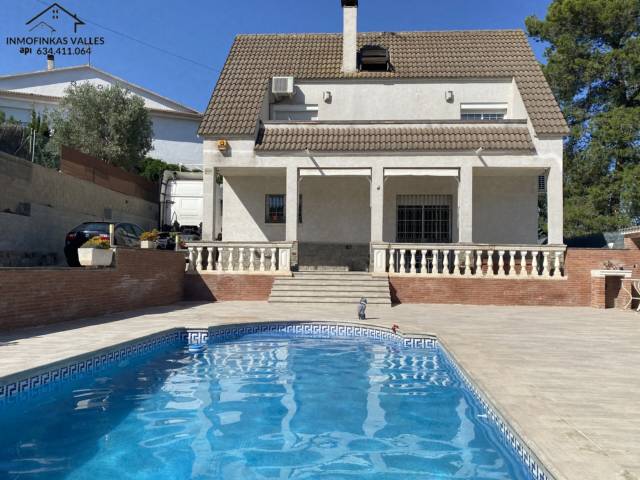Casa con vistas y piscina — Lliçà d'Amunt