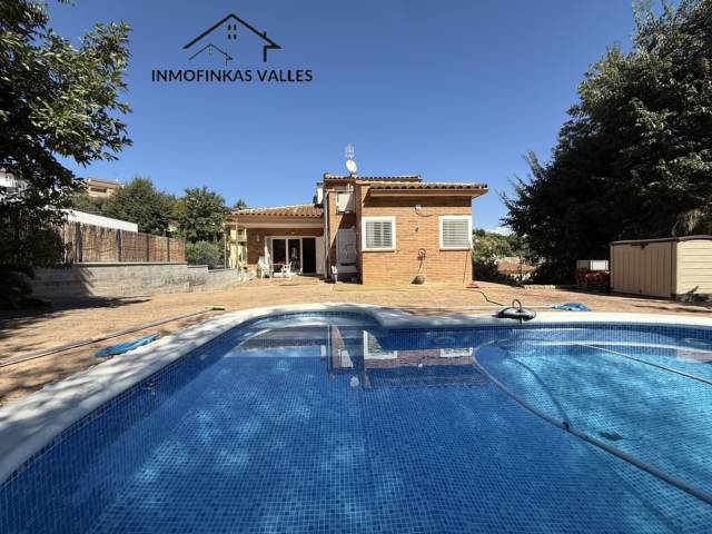 Casa de obra vista con piscina (Can Gordi) — Lliçà de Vall