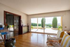 Venta de una villa en Cornellà del Terri de 2ª mano - 9531