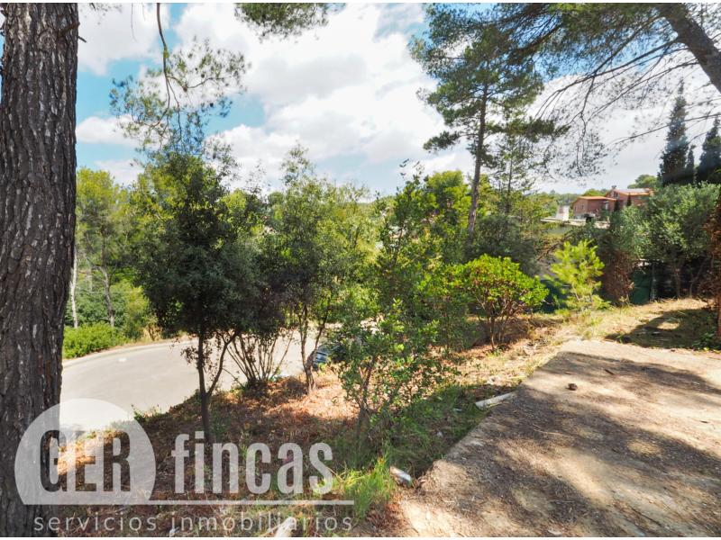 Terreno de 658 m² en Ullastrell, en calle sin salida y entorno natural · Jardín