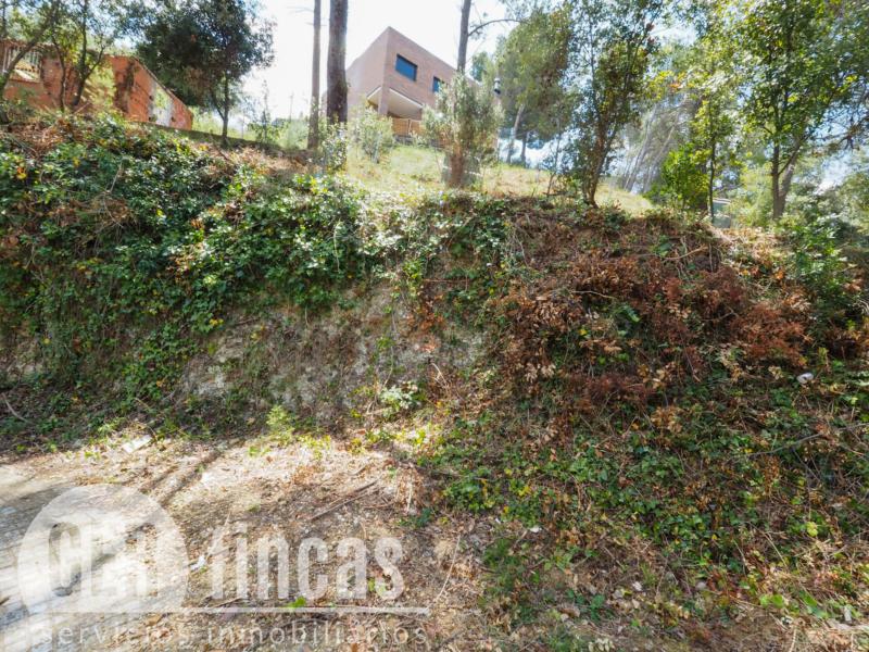Terreno de 658 m² en Ullastrell, en calle sin salida y entorno natural · Jardín