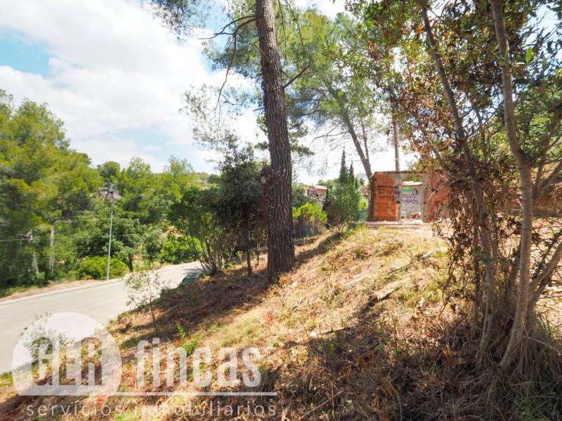 Terreno de 658 m² en Ullastrell, en calle sin salida y entorno natural · Jardín