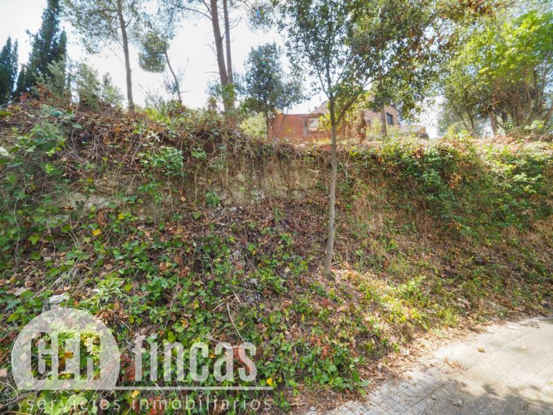 Terreno de 658 m² en Ullastrell, en calle sin salida y entorno natural · Jardín