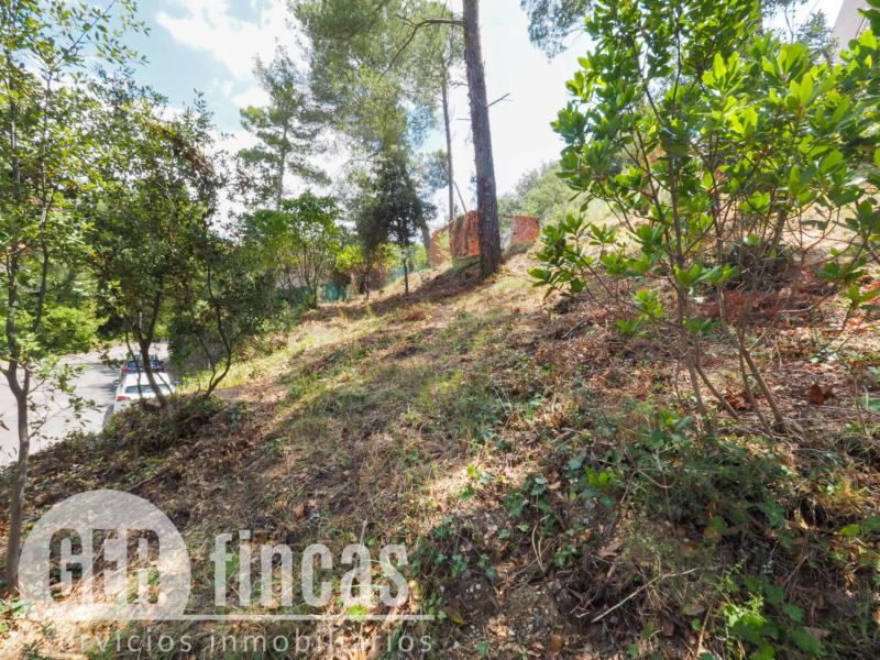 Terreno de 658 m² en Ullastrell, en calle sin salida y entorno natural · Jardín