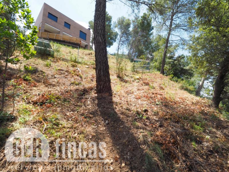 Terreno de 658 m² en Ullastrell, en calle sin salida y entorno natural · Jardín