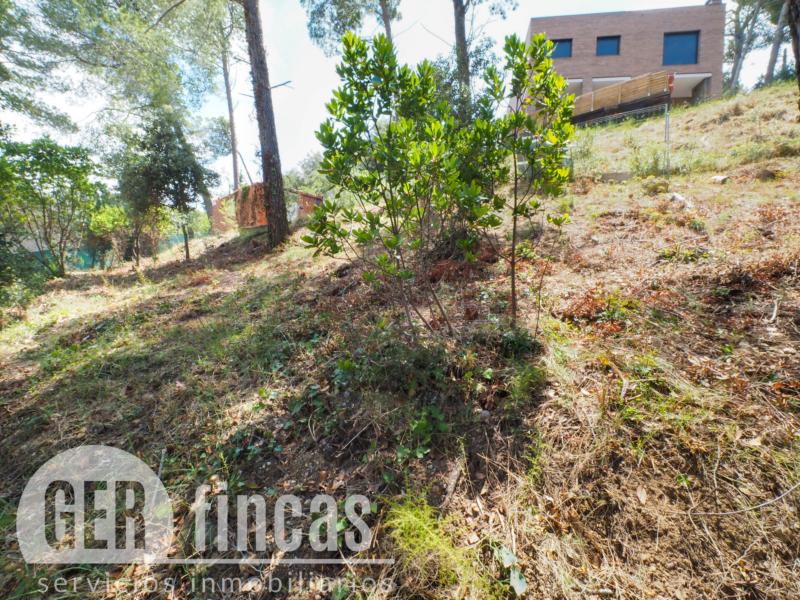 Terreno de 658 m² en Ullastrell, en calle sin salida y entorno natural · Jardín