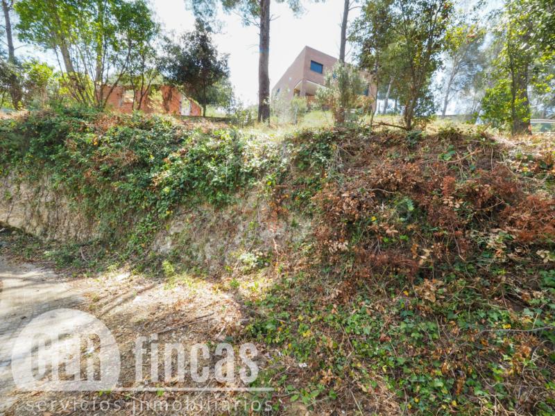Terreno de 658 m² en Ullastrell, en calle sin salida y entorno natural · Jardín