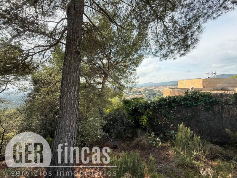 Amplio terreno edificable de 1.536 m² con vistas en Matadepera · Vistas