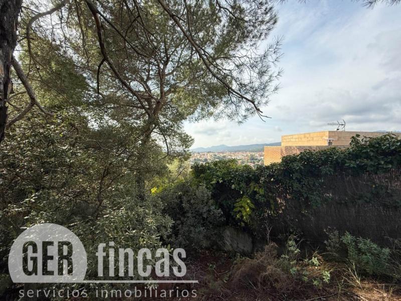 Amplio terreno edificable de 1.536 m² con vistas en Matadepera · Vistas