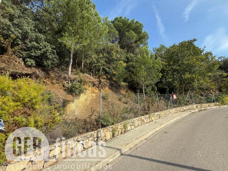 Amplio terreno edificable de 1.536 m² con vistas en Matadepera · Vistas