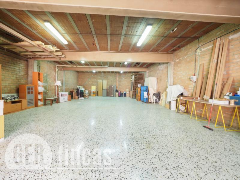 Local de 209 m² con sótano para taller o almacén en Rubí · Almacén