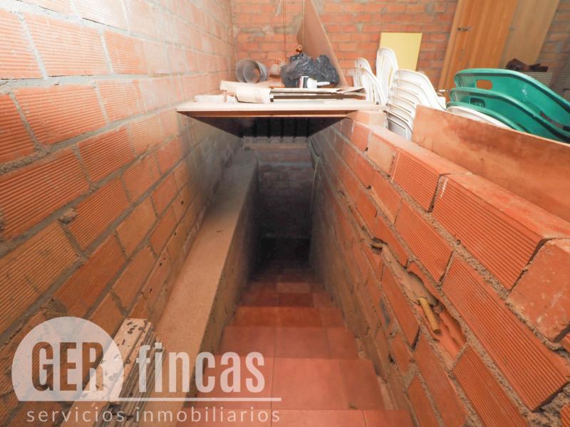 Local de 209 m² con sótano para taller o almacén en Rubí · Escalera