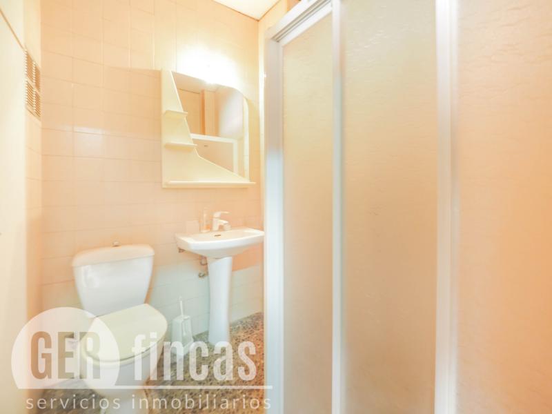 Local de 209 m² con sótano para taller o almacén en Rubí · Baño