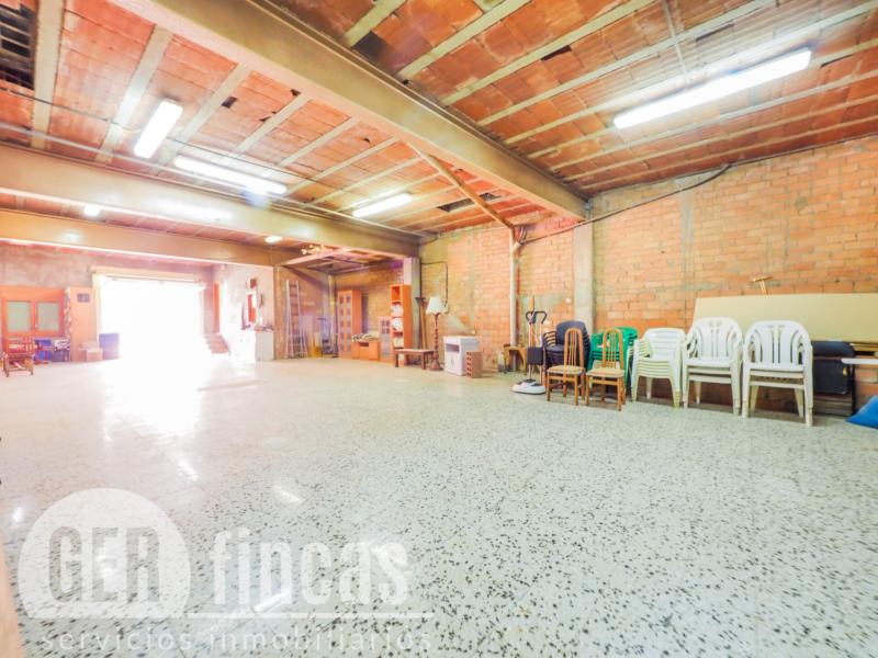 Local de 209 m² con sótano para taller o almacén en Rubí · Almacén