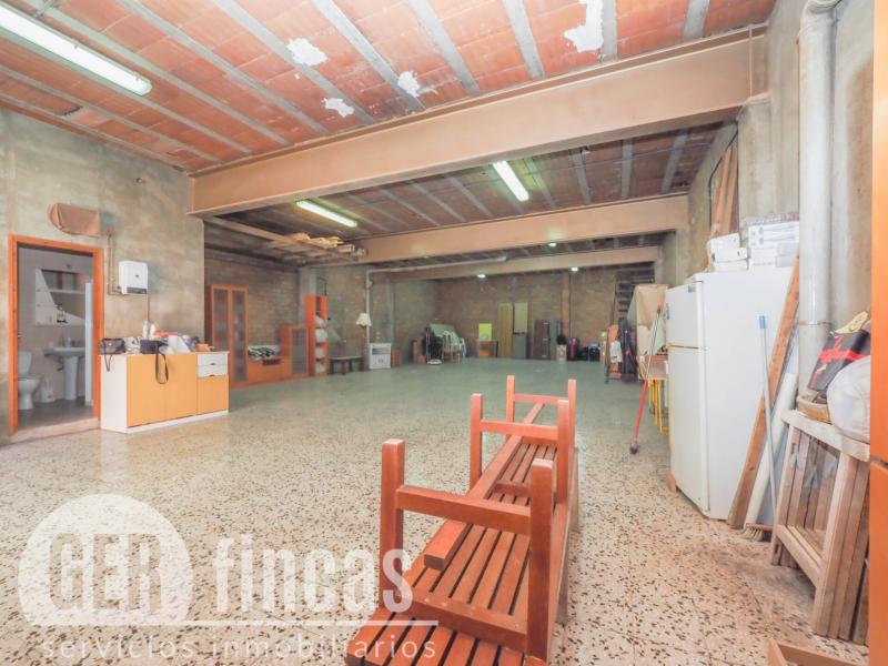Local de 209 m² con sótano para taller o almacén en Rubí · Almacén
