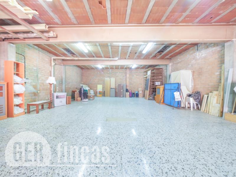 Local de 209 m² con sótano para taller o almacén en Rubí · Almacén
