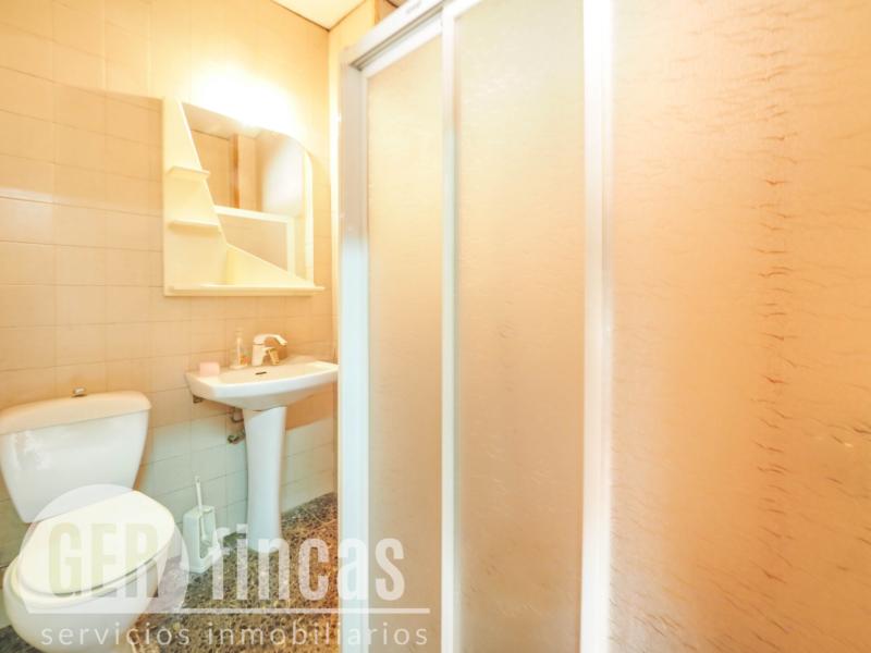 Local de 209 m² con sótano para taller o almacén en Rubí · Baño