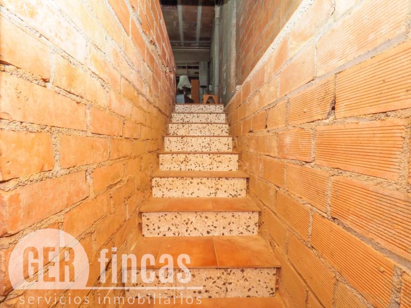 Local de 209 m² con sótano para taller o almacén en Rubí · Escalera
