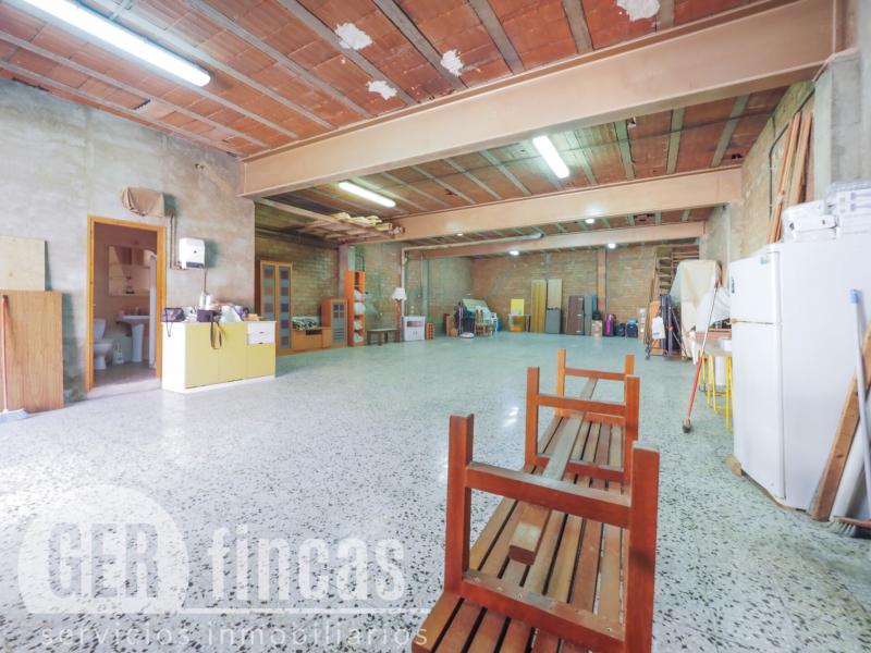 Local de 209 m² con sótano para taller o almacén en Rubí · Almacén