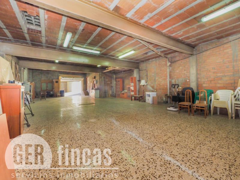 Local de 209 m² con sótano para taller o almacén en Rubí · Almacén