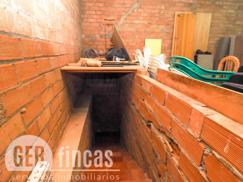Local de 209 m² con sótano para taller o almacén en Rubí · Escalera