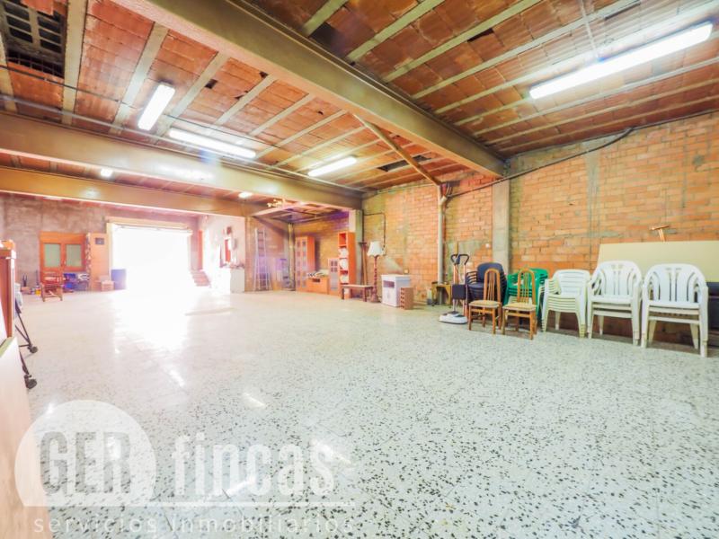 Local de 209 m² con sótano para taller o almacén en Rubí · Almacén