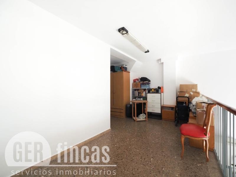 Local en Vallparadís con almacén y espacio para oficinas · Trastero