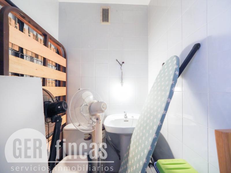 Local en Vallparadís con almacén y espacio para oficinas · Baño