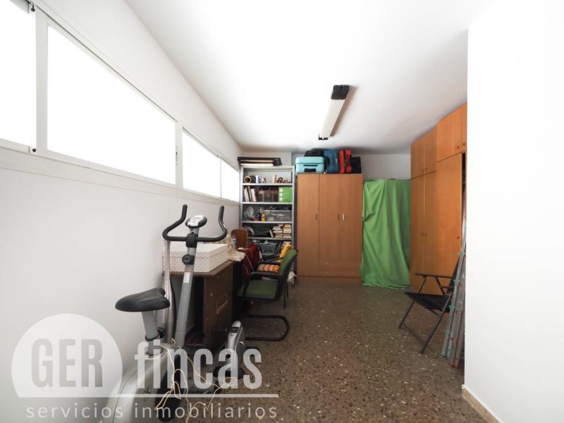 Local en Vallparadís con almacén y espacio para oficinas · Despacho