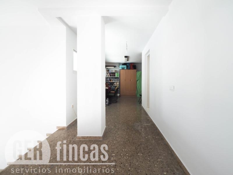 Local en Vallparadís con almacén y espacio para oficinas · Pasillo