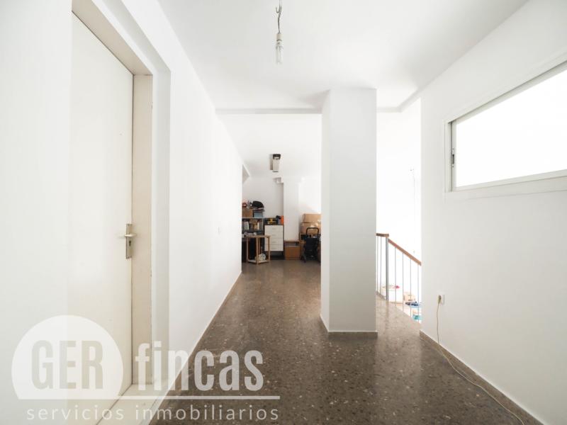 Local en Vallparadís con almacén y espacio para oficinas · Pasillo