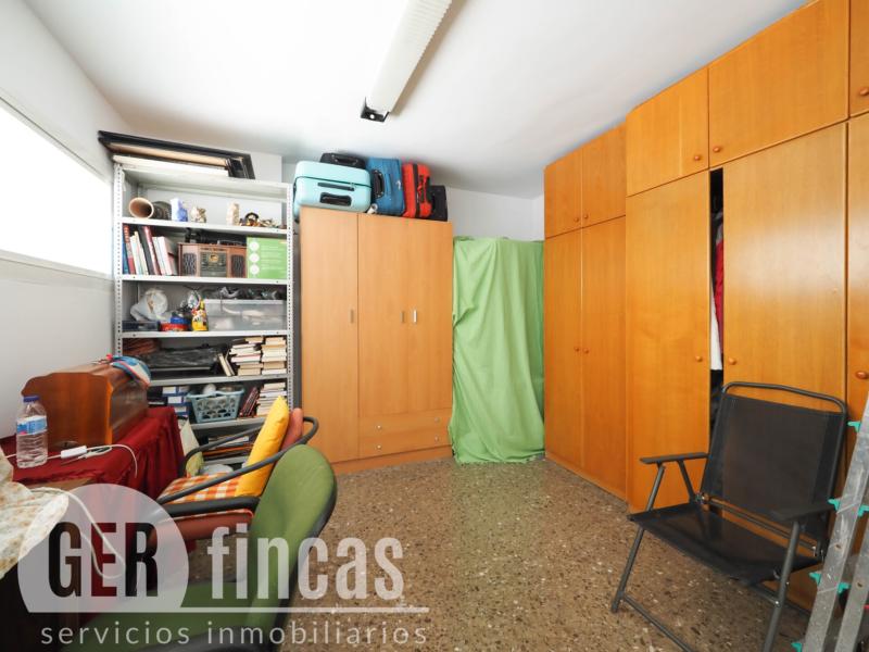 Local en Vallparadís con almacén y espacio para oficinas · Despacho