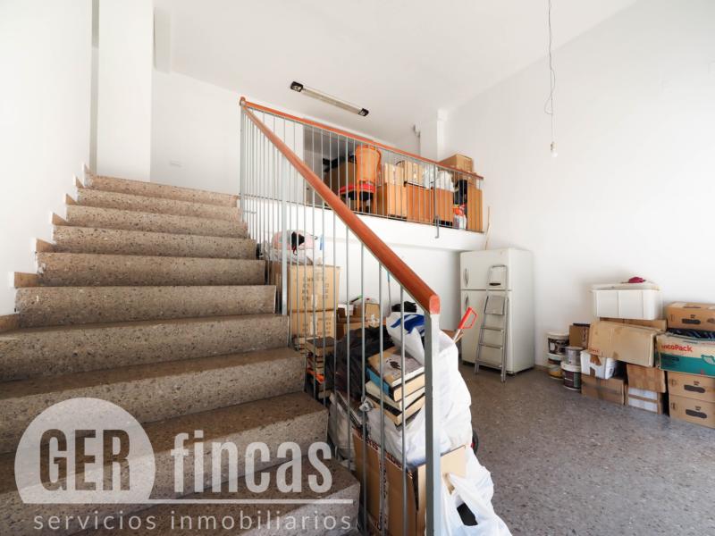Local en Vallparadís con almacén y espacio para oficinas · Escalera
