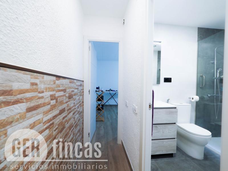 Casa sin vecinos con terraza de 25 m² y garaje para dos coches en Ca n’Aurell · Baño