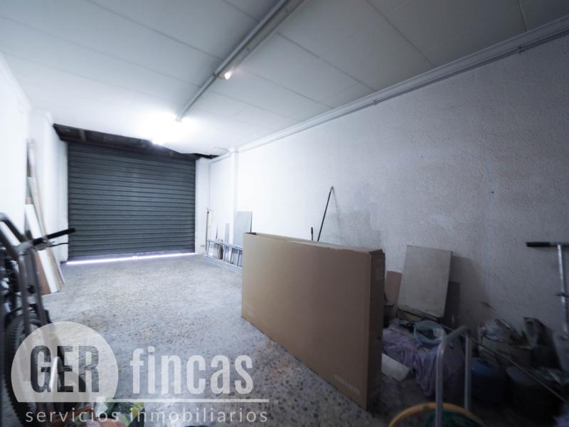 Casa sin vecinos con terraza de 25 m² y garaje para dos coches en Ca n’Aurell · Garaje/Parking